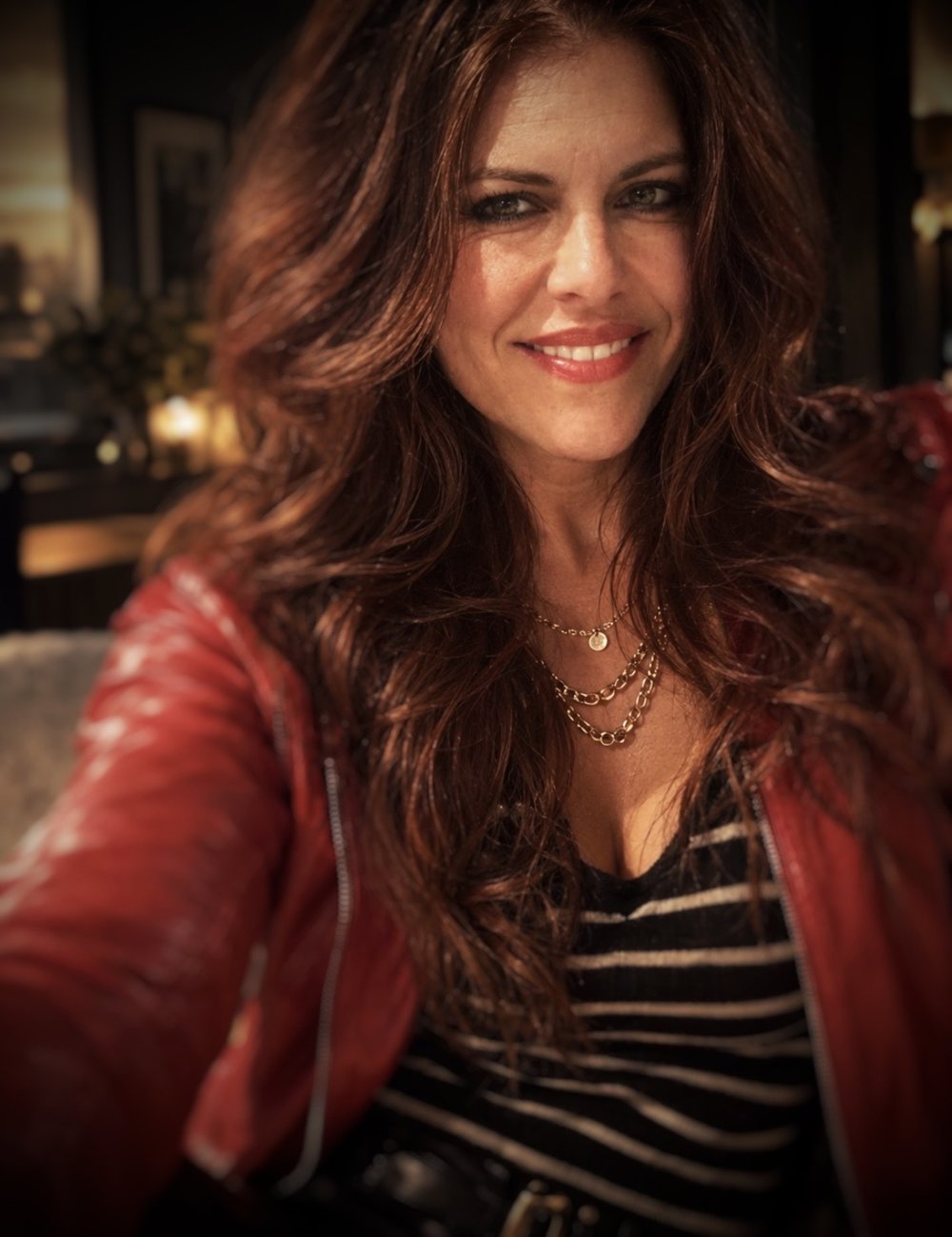 Kathrin Liesen in roter Lederjacke, lächelnd